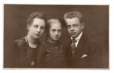 #ad 11469 Foto * Mutter mit ihren bd. Kindern * Lübeck 1919 EUR 5.00