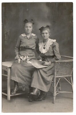 #ad 363 Foto AK * 2 Junge damen mit Zeitschrift * um 1920 EUR 3.45