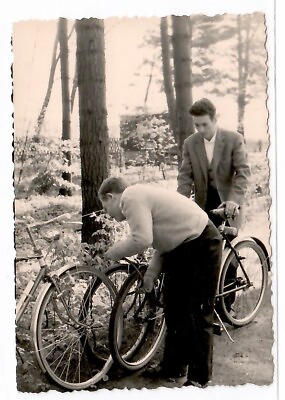 #ad 15581 Foto * Erinnerung 2 junge Männer im Wald Fahrräder * 40 50iger EUR 2.00