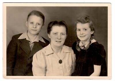 #ad 11271 Foto * Mutter mit bd. Kindern * Weihnachten 1943 EUR 5.00